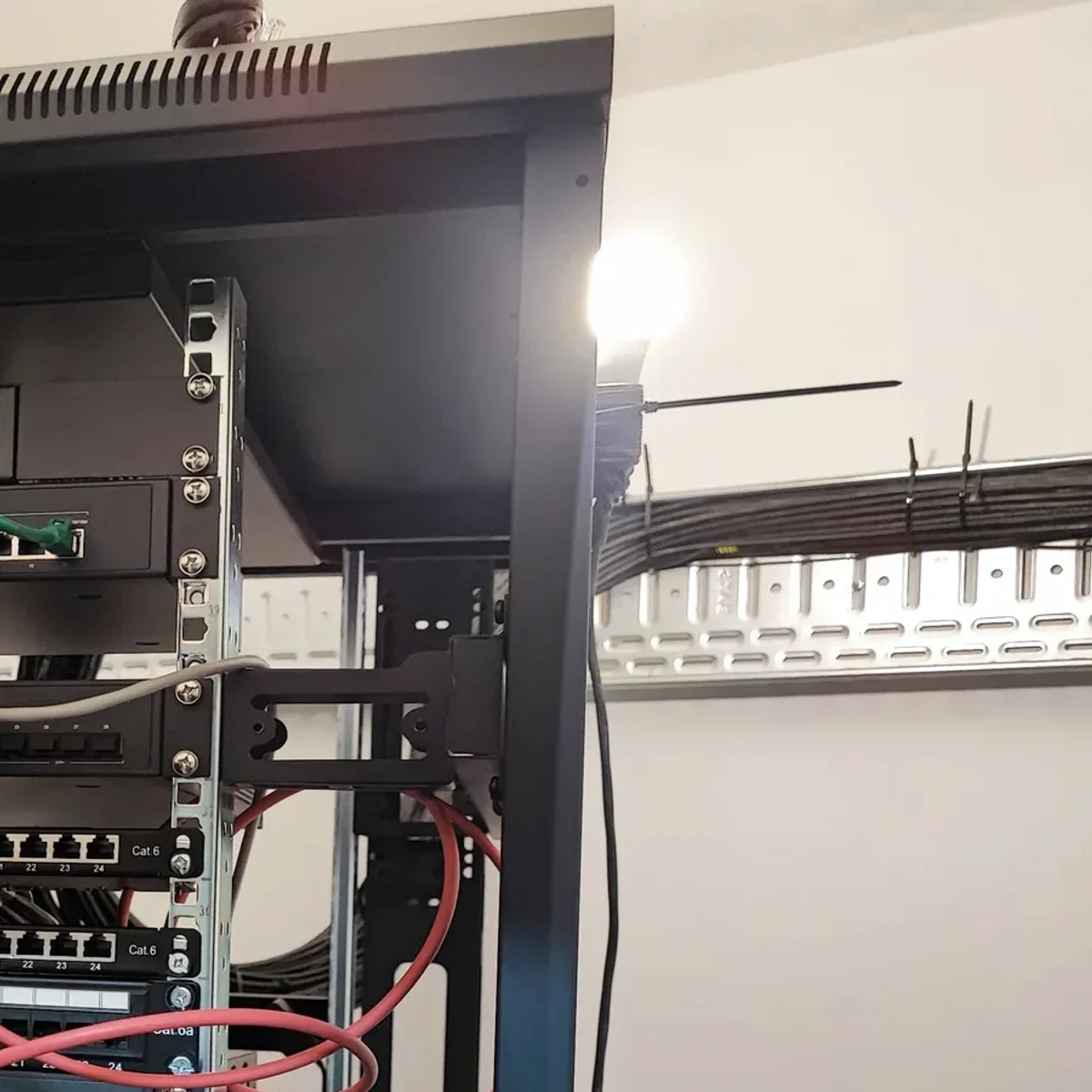 Najkrotsza odpowiedz pokazane jako realistyczna scena techniczna dla uslugi IT w Bielsku-Bialej