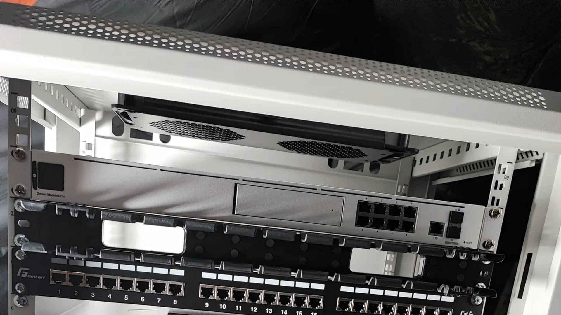 Monitoring z podgladem w telefonie - co jest potrzebne, zeby dzialal stabilnie? pokazane jako realistyczna scena techniczna dla uslugi IT w Bielsku-Bialej