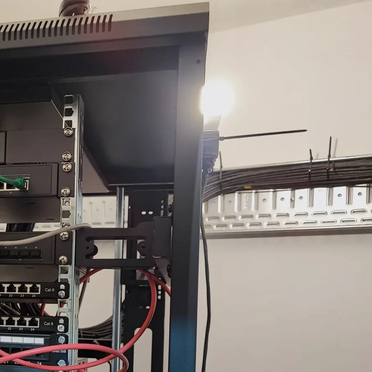 Rack i patchpanel - dlaczego porzadek w szafie ma znaczenie pokazane jako realistyczna scena techniczna dla uslugi IT w Bielsku-Bialej