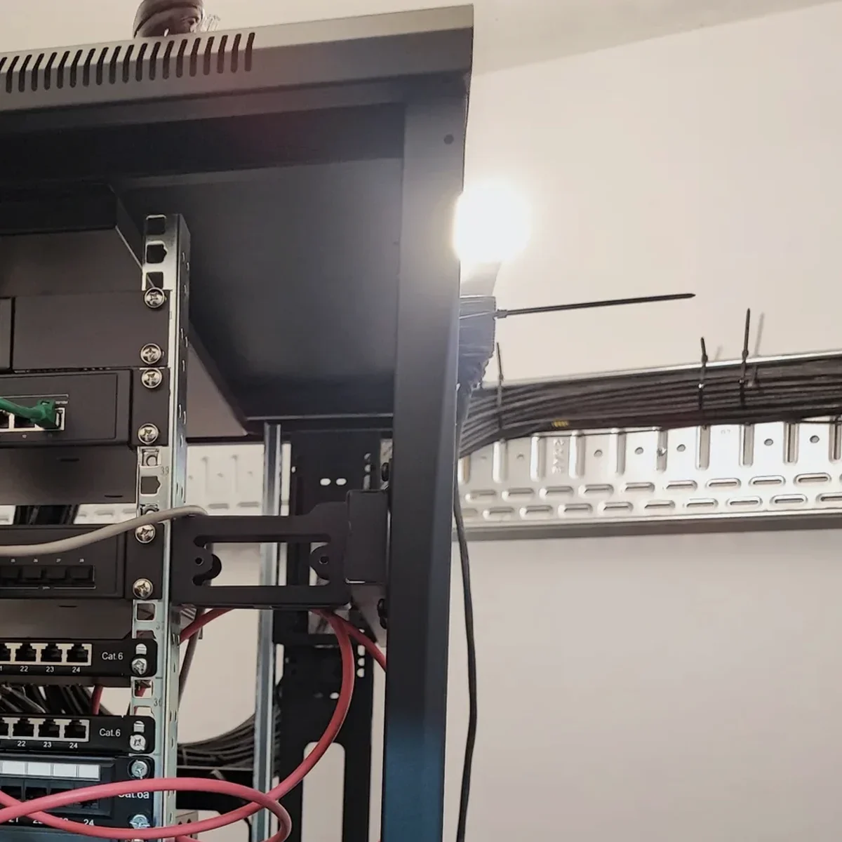 Switche i VLAN - kiedy sama wymiana sprzetu nie wystarczy pokazane jako realistyczna scena techniczna dla uslugi IT w Bielsku-Bialej