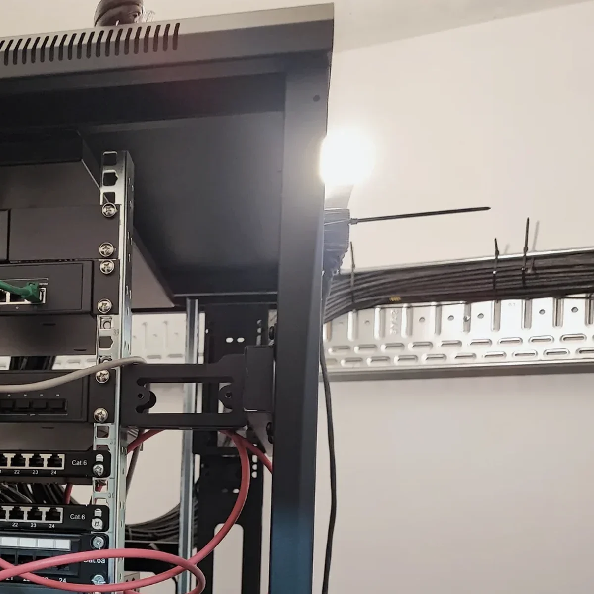 Router, mesh i punkty dostepowe - kiedy co ma sens pokazane jako realistyczna scena techniczna dla uslugi IT w Bielsku-Bialej