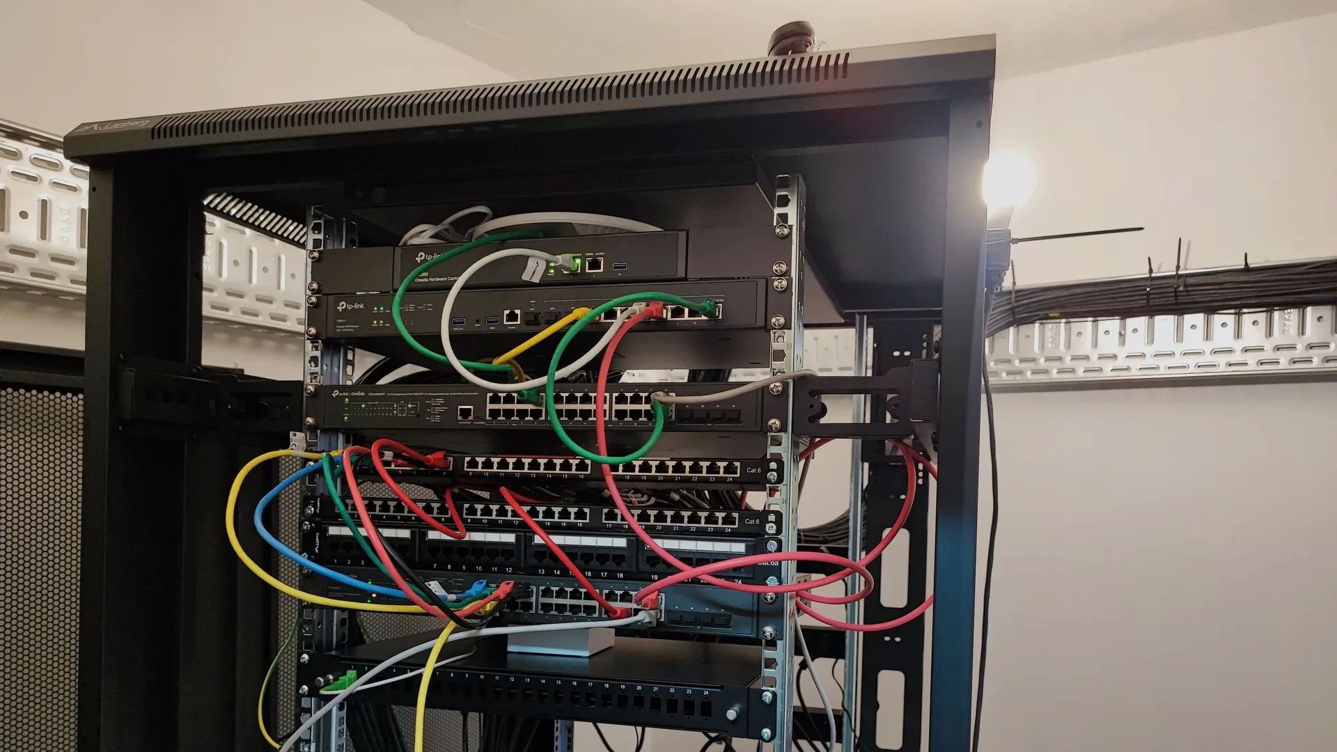 Hub wszystkich uslug, filtr: dom / firma / pilne / projekt pokazane jako realistyczna scena techniczna dla uslugi IT w Bielsku-Bialej