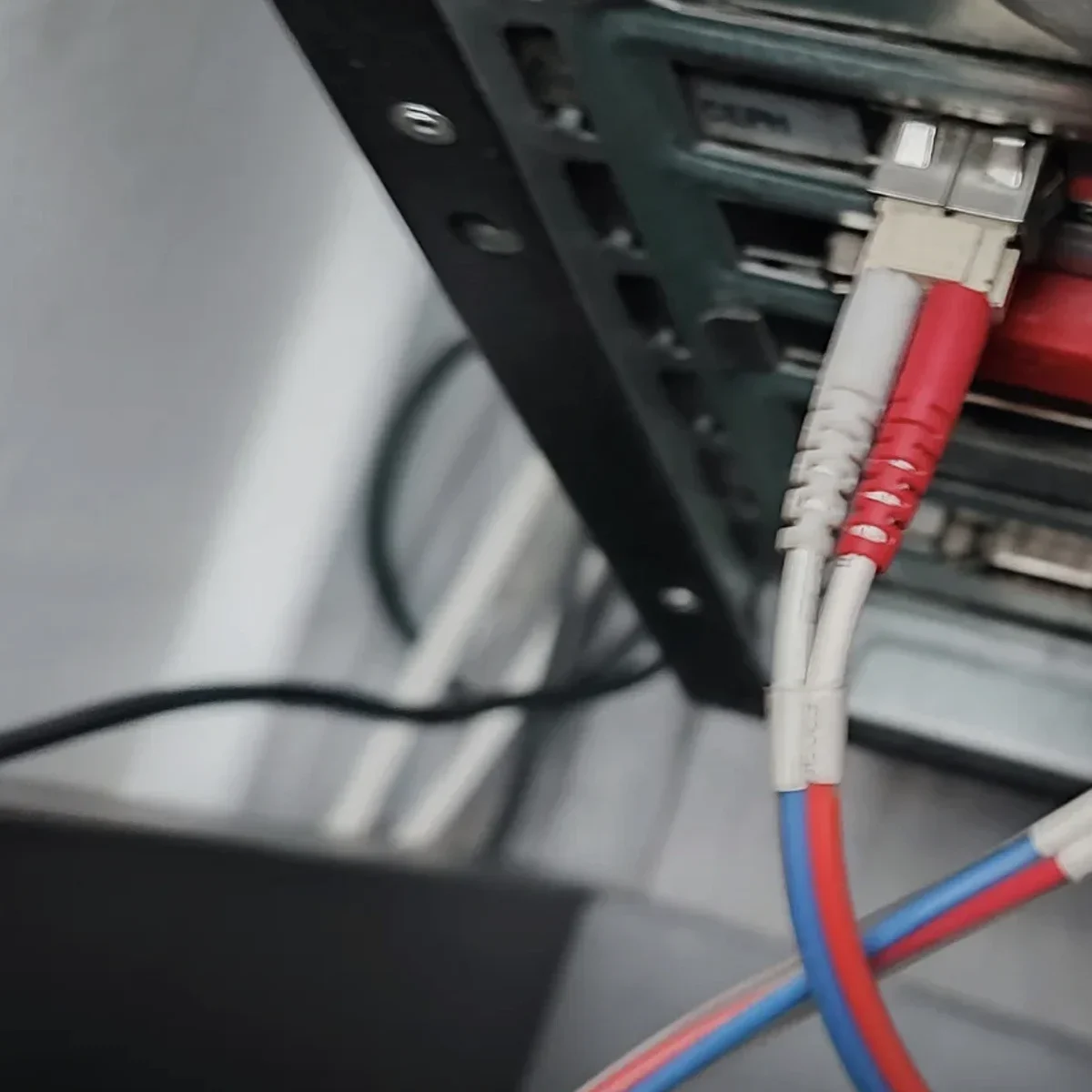 Co sprawdzic - SSD, RAM, system, temperatury pokazane jako realistyczna scena techniczna dla uslugi IT w Bielsku-Bialej
