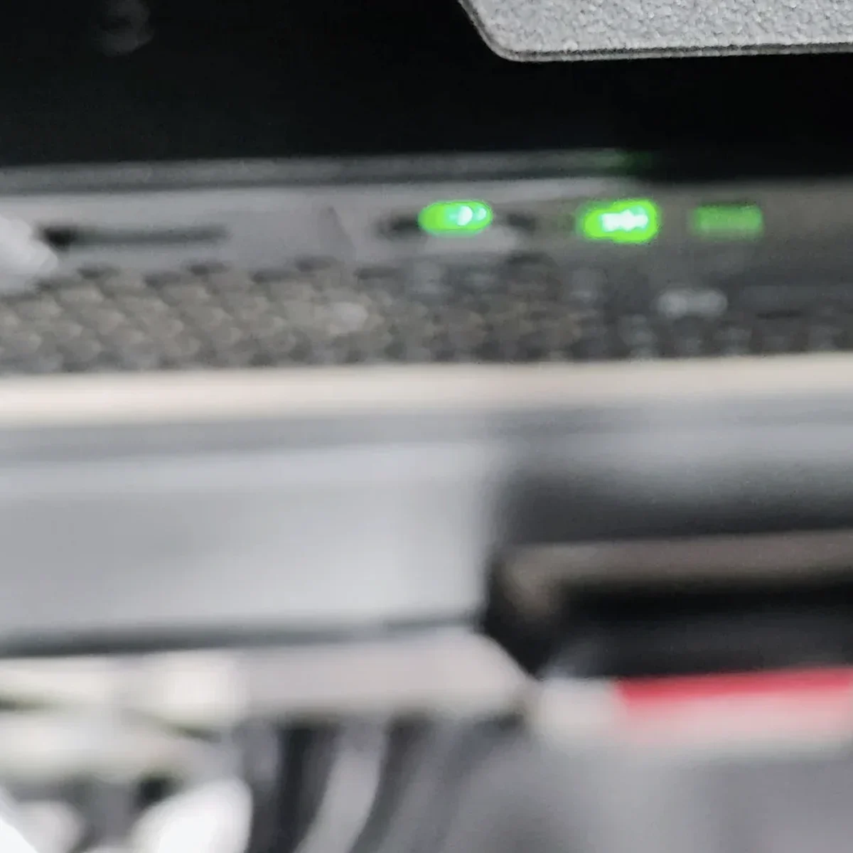 HDD kontra SSD: konkretne roznice w codziennym uzyciu pokazane jako realistyczna scena techniczna dla uslugi IT w Bielsku-Bialej